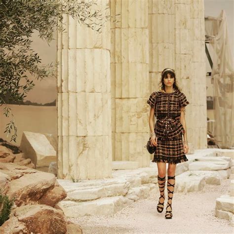 chanel cruise 2018 full fashion show exclusive|Chanel cruise ancient Greece pictures.